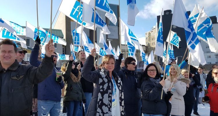 Prise d’otage à l’Hôtel-Dieu de Lévis : des centaines de militantes de la FIQ manifestent pour dénoncer la situation.