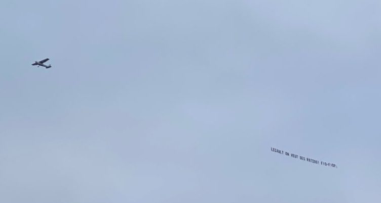 A clear message over the sky of Montréal: “Legault, on veut des ratios !” (Legault, we want ratios!)