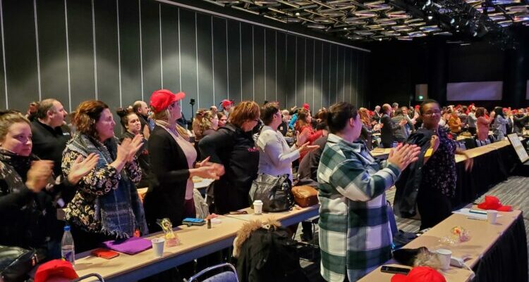 La dernière offre patronale rejetée à l’unanimité : les professionnelles en soins sont en colère!