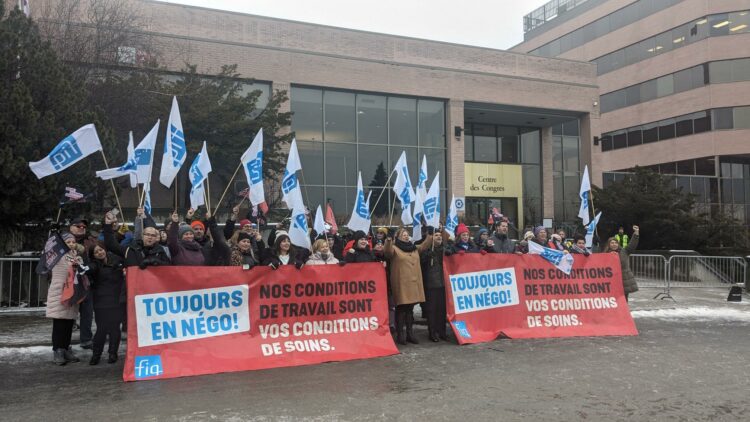 La FIQ accueille bruyamment les députés de la CAQ pour leur caucus à Sherbrooke