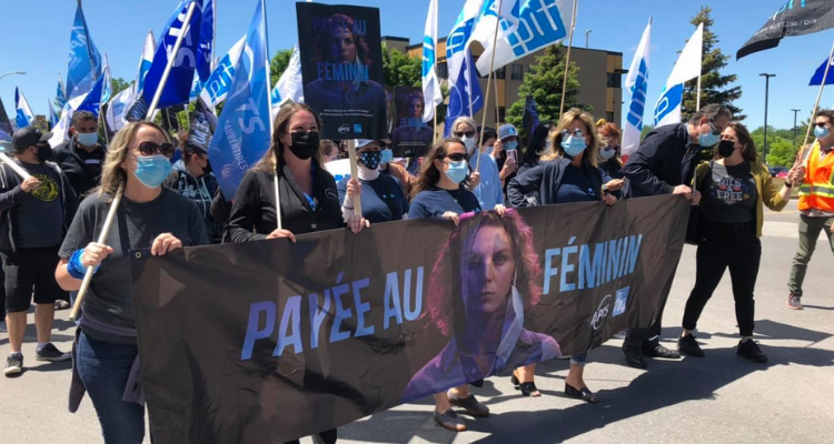 Des membres de l’alliance APTS-FIQ des Laurentides manifestent devant les bureaux du ministre des Finances et réclament qu’il débloque des fonds!